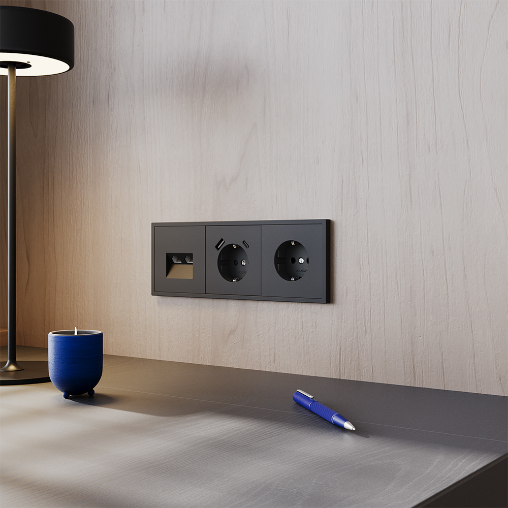Накладка для розетки с заземлением и защитными шторками, с USB A+C, S70 (черный матовый)
