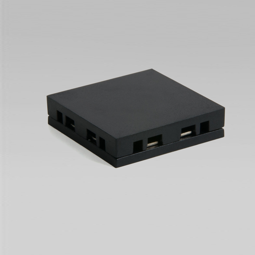 Четырёхсторонний соединитель для накладного шинопровода Flat Magnetic 85003/00