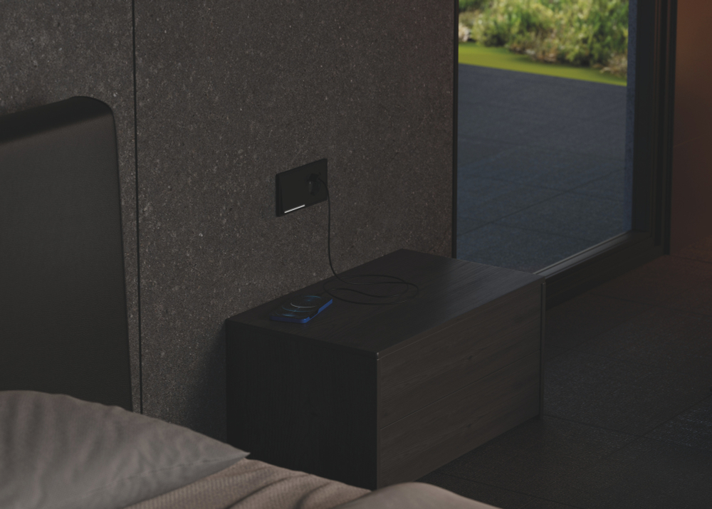 Накладка для розетки с заземлением и защитными шторками, с USB A+C, S70 Metal (антрацит)