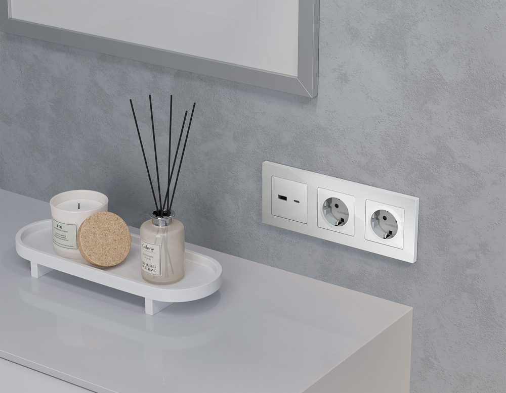 MA411010 Комплект механизма розетки ALFA Серебро глянец 2USB A+C 20W (быстрая зарядка) QUANT (AP4110, VM177)